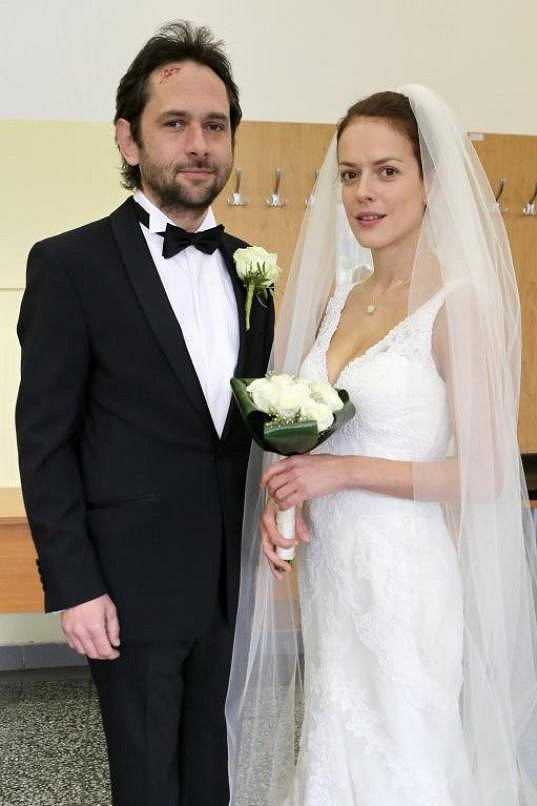 Andrea Kerestešová alias Ema se v Cestách domů provdala za Sváťu v podání Filipa Čapky. 