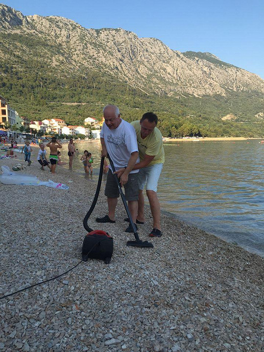 Na chorvatské pláži řádí s vysavačem.