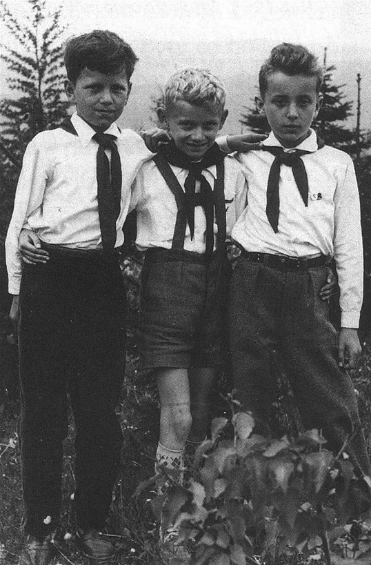 Josef Klíma (uprostřed) v roce 1960