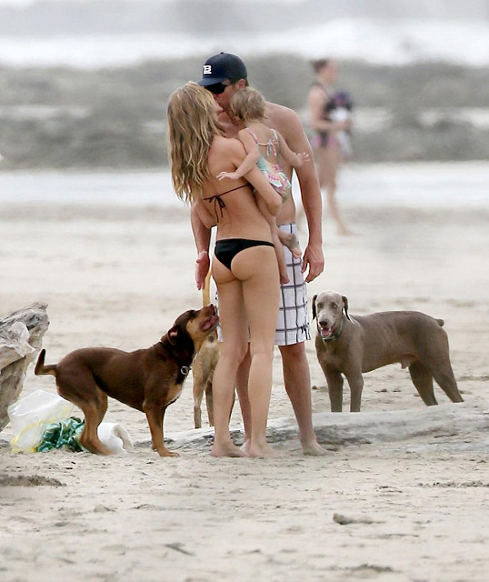 Toma na pláži nenechávalo v klidu manželčino pozadí. 