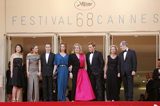 Deneuve přijela do Cannes podpořit svůj nový film La Tête haute.