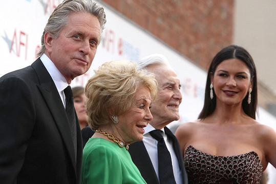 Michael Douglas s manželkou Catherine Zeta-Jones a rodiči Kirkem Douglasem a Dianou Dill