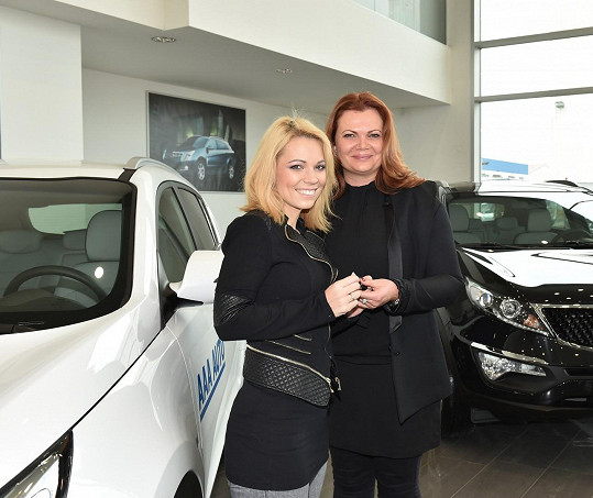 Michaela s Karolínou Topolovou, která jí s výběrem auta pomáhala.