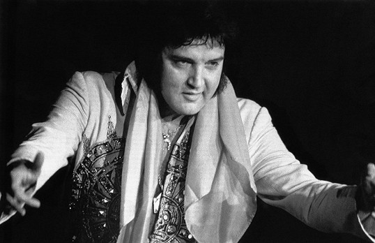 Elvis Presley neměl nouzi o zástupy fanynek.