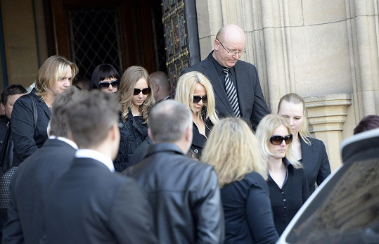 Šárka Grossová s dcerami vychází po pohřbu z baziliky.