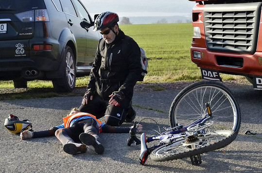 Radim Fiala měl během natáčení seriálu nehodu na kole. Přitom ve scénáři měl z kola spadnout jeho seriálový syn (na snímku).