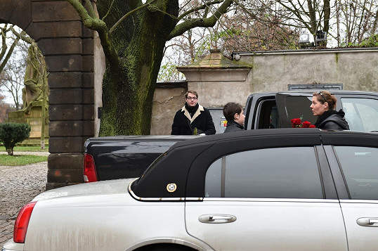 Na pohřeb Petra Hapky dorazila jeho bývalá přítelkyně Olga Michálková se synem Kašparem.
