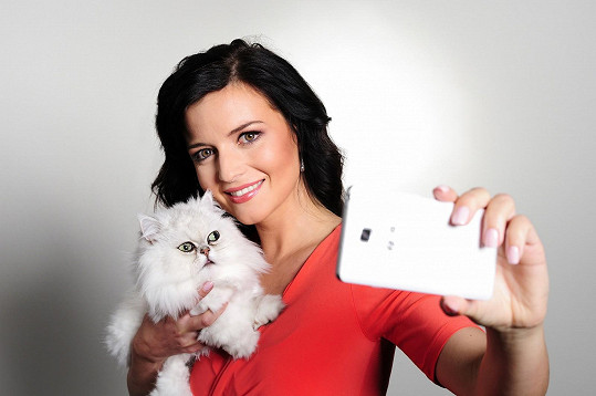 Aneta Savarová zapózovala stylově s kočičkou.