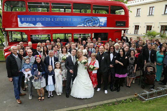 Na svatbě nesměl chybět typický londýnský autobus.
