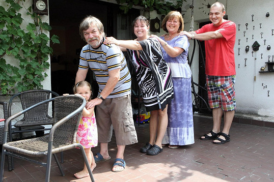 Roman Skamene tráví léto s rodinkou na chalupě.