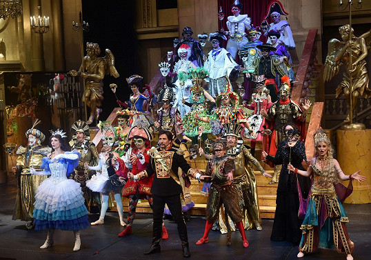 Zde přinášíme některé ze scén, které uvidí diváci Fantoma opery.