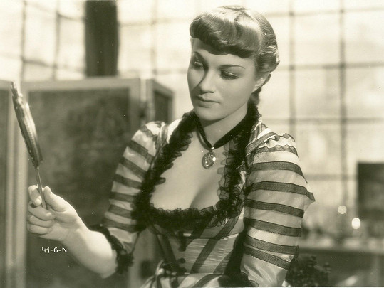Adina Mandlová ve filmu Okouzlená (1942).