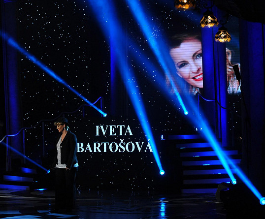 Scéna Královen popu při vzpomínce na Ivetu Bartošovou