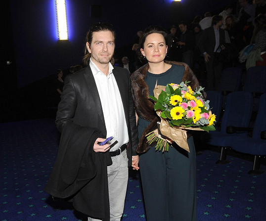Do kina přišla s manželem Petrem Čadkem.