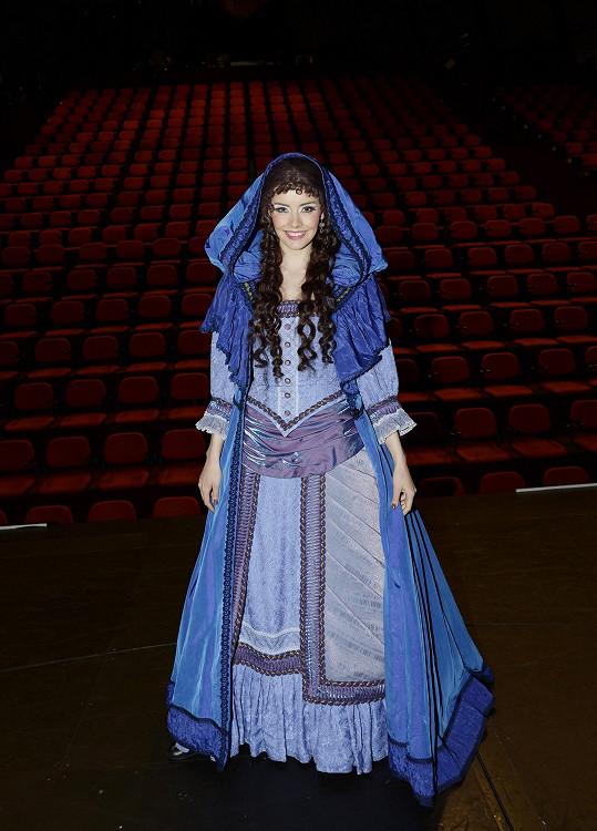 ...ale i celý kostým Christine z Fantoma opery. 
