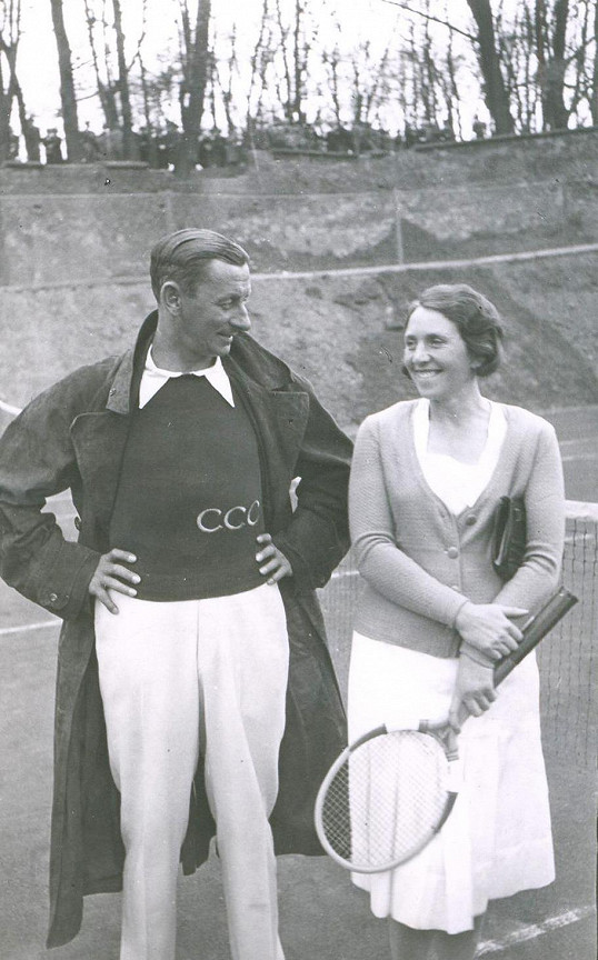 Zlatá třicátá léta. Vlasta Burian s tehdy velmi populární tenistkou Rubeškovou.