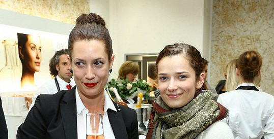 Marika Šoposká (vpravo) se ve čtyřiadvaceti vdala. 