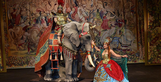 Jednou z dominant scény je i obří slon.