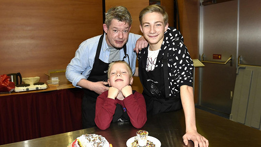 Háma se starším synem Jáchymem a mladším Mikulášem připravovali dort.