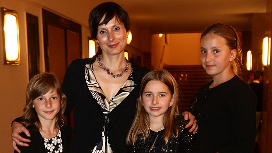 Zdeňka Žádníková-Volencová s dcerami Andreou (vpravo), Janou (vlevo) a jejich kamarádkou