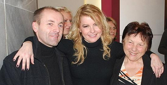 Iveta Bartošová s bratrem Lumírem a matkou Svatavou