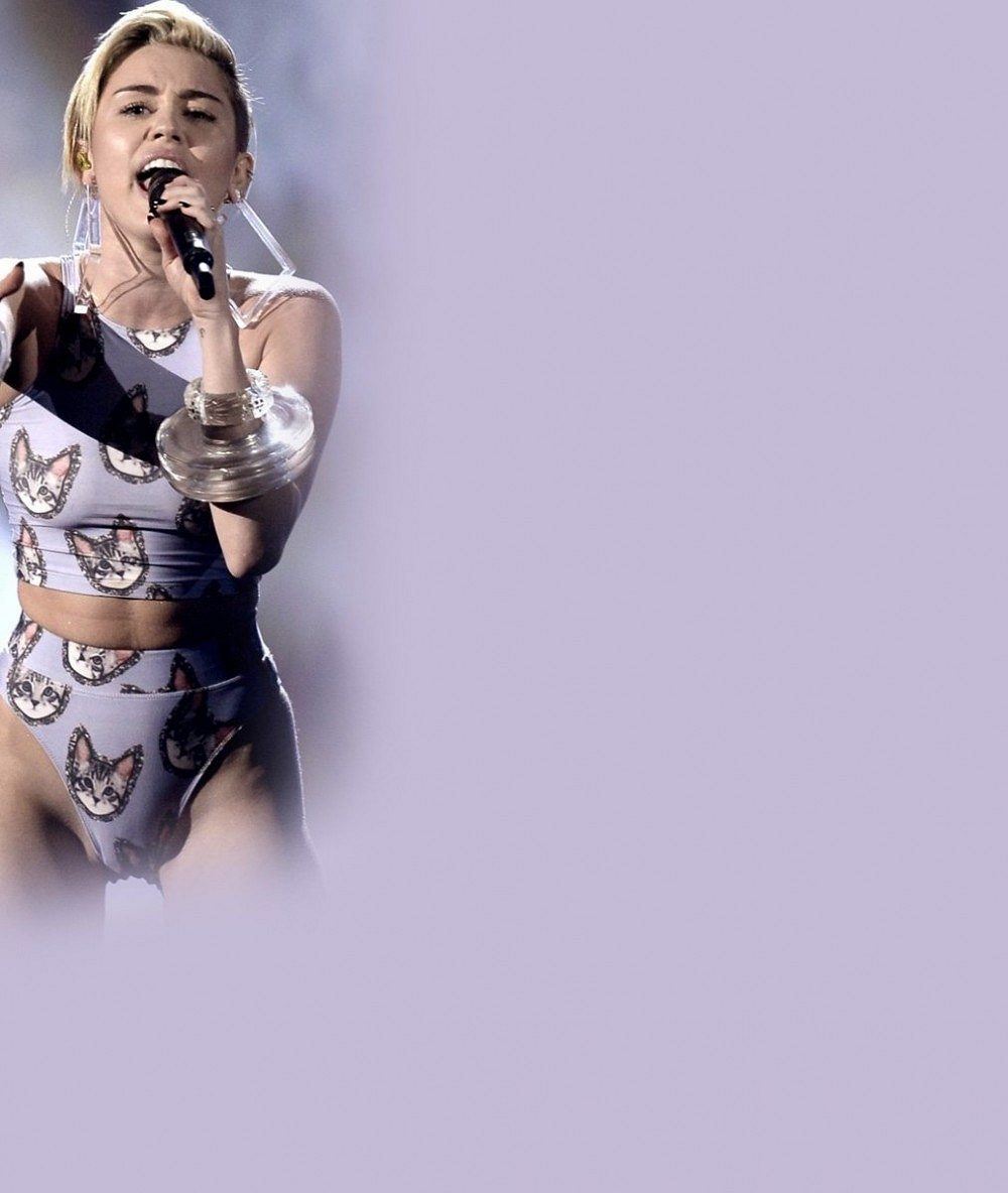 Přebornice ve vrtění zadečkem opět nezklamala: Miley Cyrus odhalila v šatně své vnady
