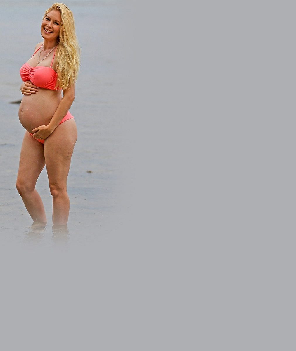 Za dva měsíce už bude maminkou: Televizní hvězdička se na pláži pochlubila manželem i pořádně zakulaceným bříškem