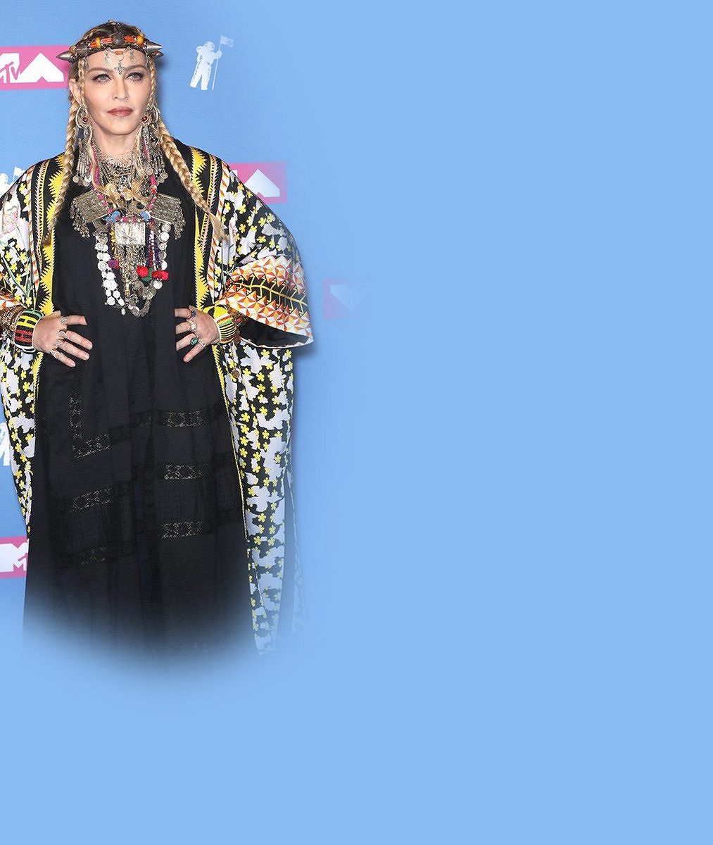 Čerstvá šedesátnice Madonna oblékla podivné roucho a naštvala fanoušky nedávno zesnulé Arethy Franklin