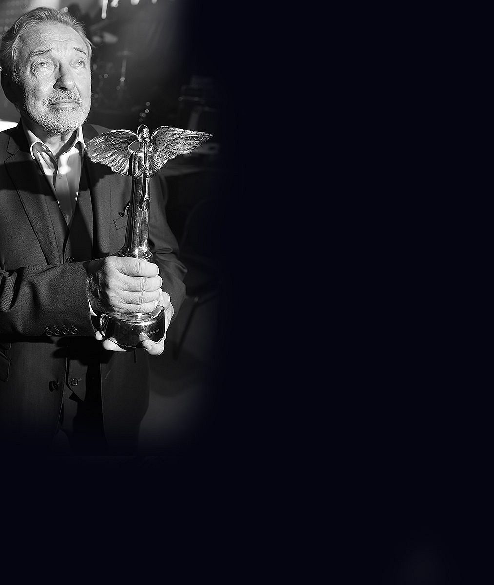 Hrob Karla Gotta se plní svíčkami a květinami: Fanoušci na zpěváka vzpomínají se slzami v očích