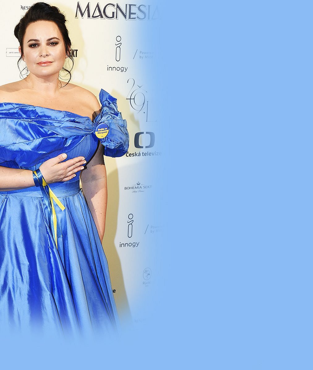 Obří modré šaty bude nosit pořád: Jitka Čvančarová ale zrecyklovala i tenhle model s pořádně hlubokým dekoltem