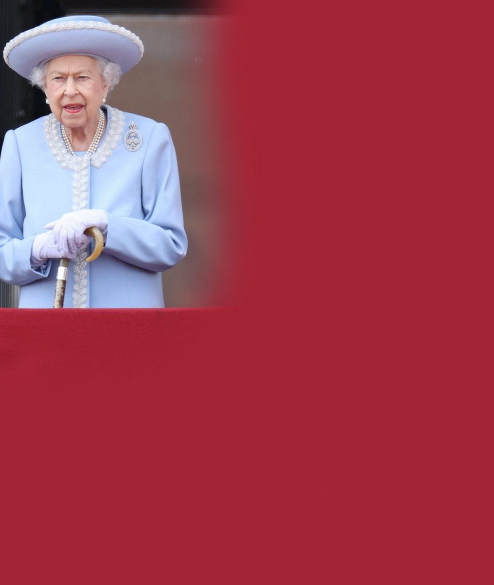 Víte, kdo je tajemný muž salutující vedle královny Alžběty II. z balkonu Buckinghamského paláce?