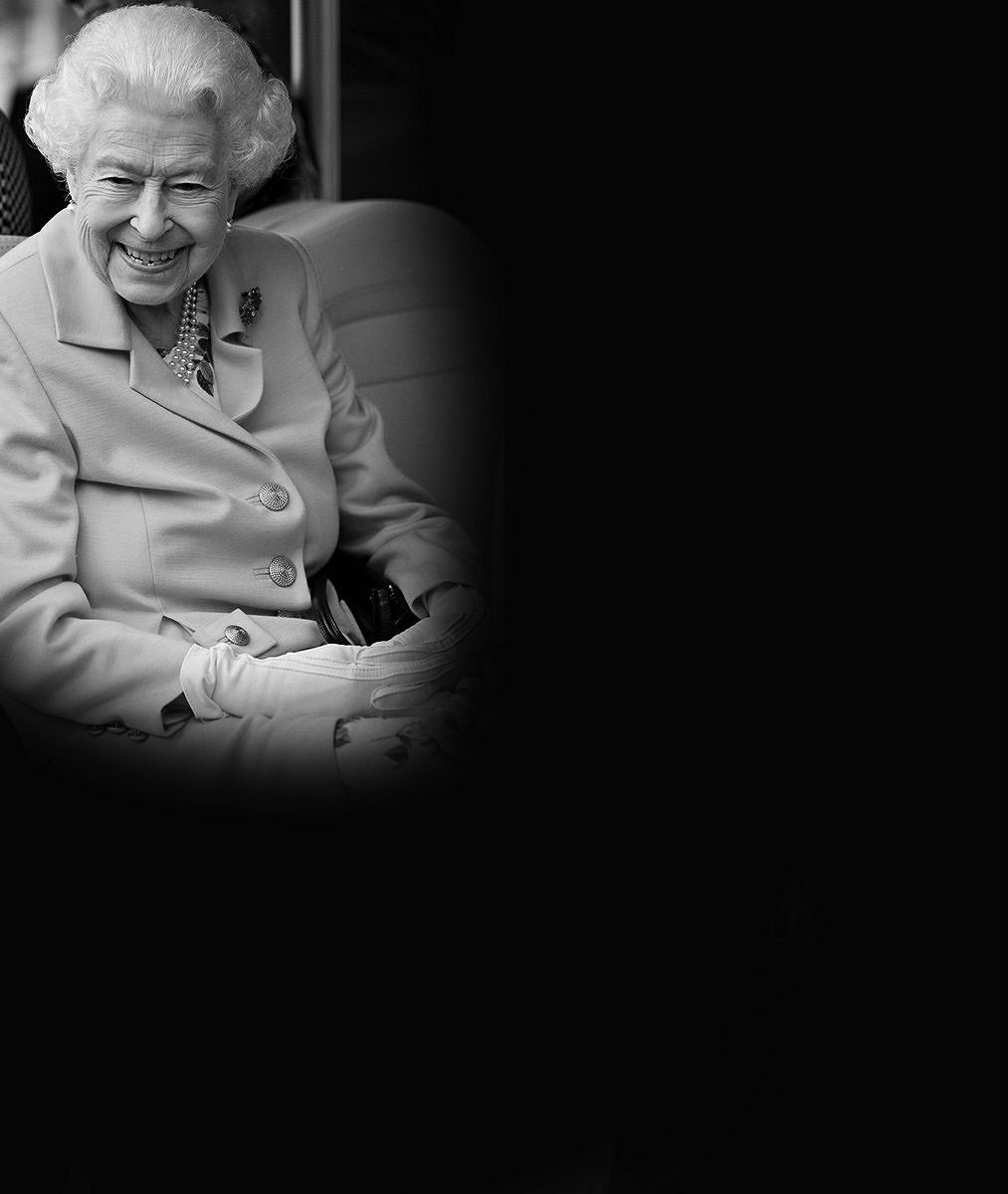 Symboly na rakvi královny Alžběty II.: Co stálo v ručně psaném vzkazu?