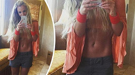Britney hrdě vystavuje své štíhlé tělo.