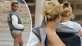 Rita Ora se odhalila na pláži.