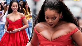 Zpěvačka Rihanna předvedla na premiéře filmu velmi napěchovaný dekolt.