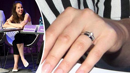 Míša Doubravová, provdaná Tomešová, ukázala snubní prstýnek.