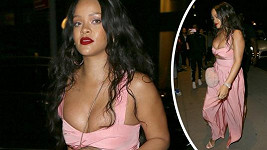 V modelech, které Rihanna nosí, jsou do hlavní úlohy obvykle obsazena její prsa.