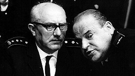Jan Vostrčil a Josef Šebánek ve filmu Hoří, má panenko (1967)