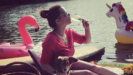 Marta Jandová si užívá léto s rodinkou u vody. 