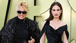Pamela Anderson a Lily James