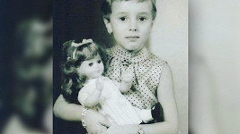 Známá zpěvačka se pochlubila fotkou z dětství.