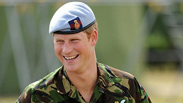 Princ Harry v uniformě pilota RAF.