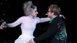 Elton John si o svou přítelkyni Lady Gaga dělá starosti.
