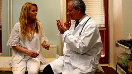 Iveta Bartošová se baví s doktorem o zákroku.