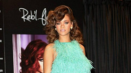 Rihanna v pštrosím modelu.