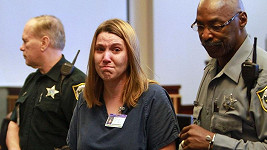 Zdrcená Amanda Brumfield se dívá směrem ke své rodině poté, co si vyslechla rozsudek.