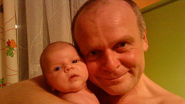 Herec Igor Bareš s dcerou Toničkou krátce po jejím narození.