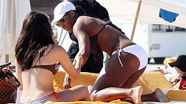 Serena Williams na pláži se svou kamarádkou Val.