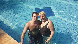 V bazénu se Marie cachtá se synem Vilémem.