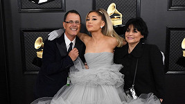 Ariana Grande se po letech objevila s oběma rodiči. 